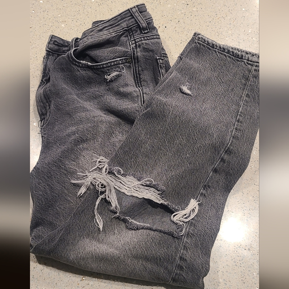 American Eagle Highest Rise Ripped Mom Jeans Washed Black, size 4 short
